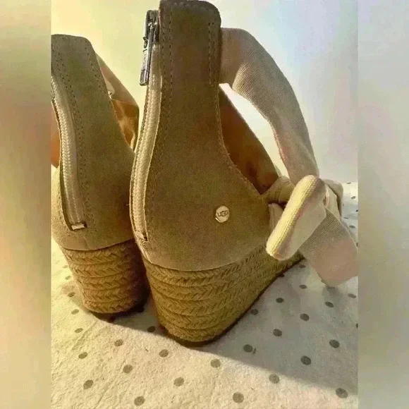 Bow Tie Ugg Sandals - Picture 7 of 9